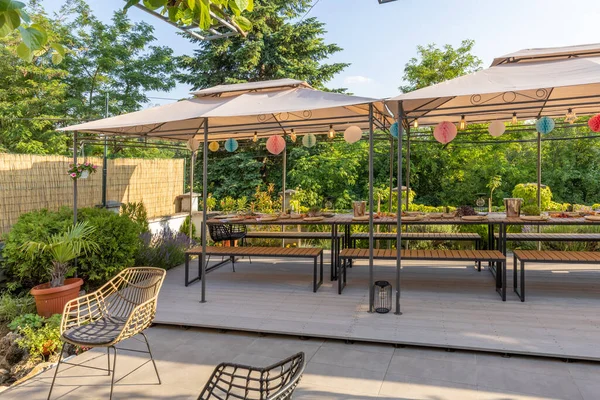 Comida Servida Aire Libre Una Mesa Larga — Foto de Stock