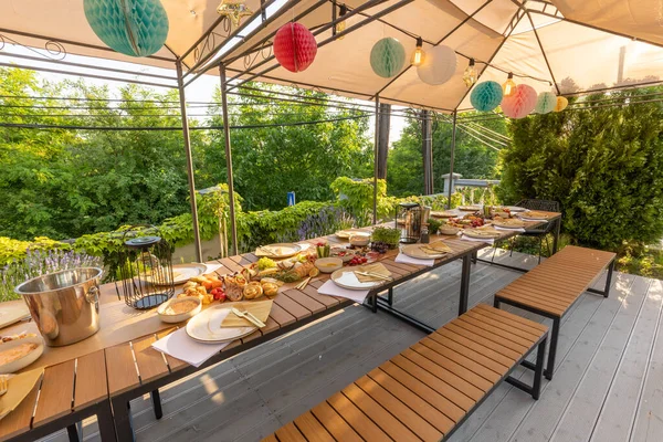 Comida Servida Aire Libre Una Mesa Larga — Foto de Stock