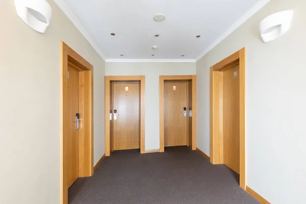 Corridor Wooden Doors Hotel Interior — Foto de Stock