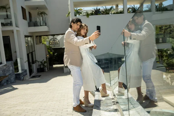 Šťastný Pár Selfie Letním Resortu — Stock fotografie