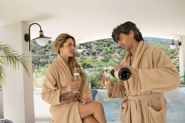 Schönes Paar Bademantel Trinkt Champagner Freien — Stockfoto