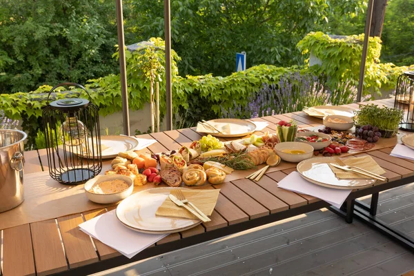 Eten Geserveerd Buiten Een Lange Tafel — Stockfoto