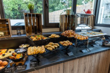 Açık büfesi olan bir otel restoranının içinde.