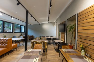 Boş bir otel restoranının içinde.
