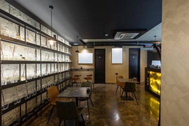 Bir kafe barın içi.