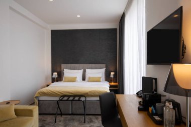 Çift yatak odalı otel odasının içi sabahleyin