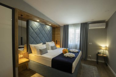 Çift kişilik bir otel odası.