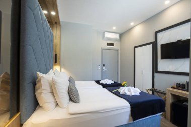 Çift kişilik bir otel odası.