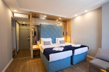 Çift kişilik bir otel odası.