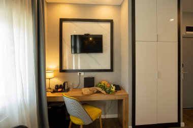 Otel odası içi, çalışma masası alanı.