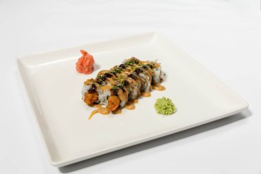 Suşi beyaz tabakta servis ediliyor.