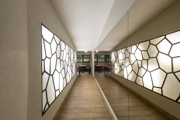 Korridor Interieur Mit Spiegel Und Dekorativem Licht — Stockfoto