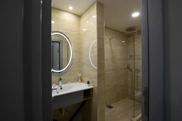 一间带有米黄色大理石墙壁的豪华酒店浴室的内部 — 图库照片