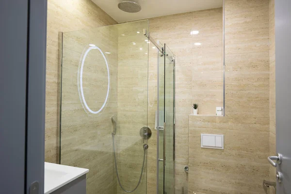 一间带有米黄色大理石墙壁的豪华酒店浴室的内部 — 图库照片