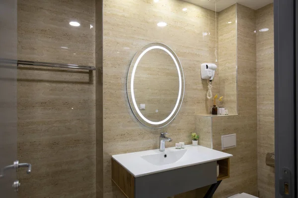 Interior Lujoso Baño Hotel Con Paredes Mármol Beige — Foto de Stock