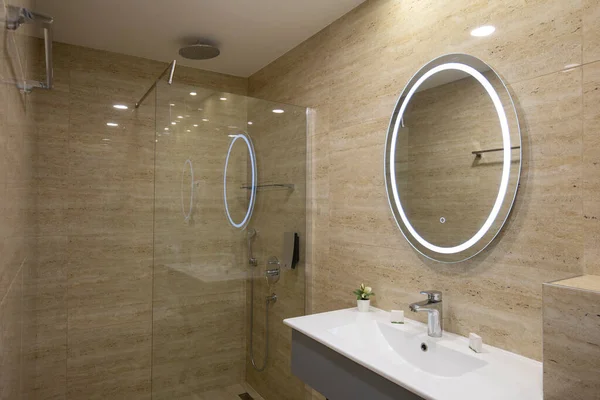 Interior Lujoso Baño Hotel Con Paredes Mármol Beige — Foto de Stock