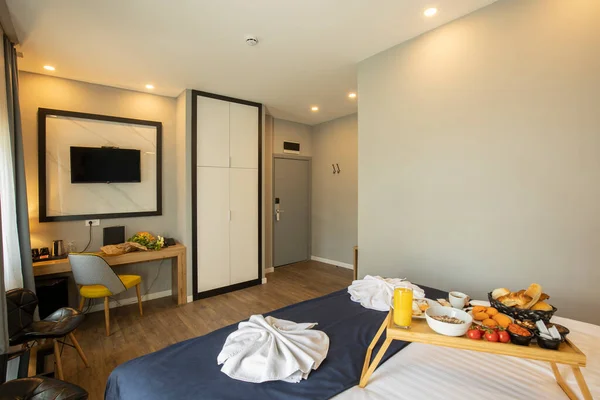 Innenraum Eines Hotelzimmers Mit Doppelbett — Stockfoto