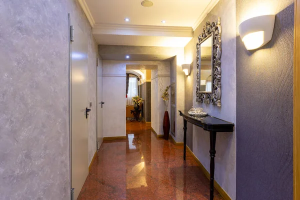 Korridor Med Marmorgolv Lyxigt Hotellrum — Stockfoto