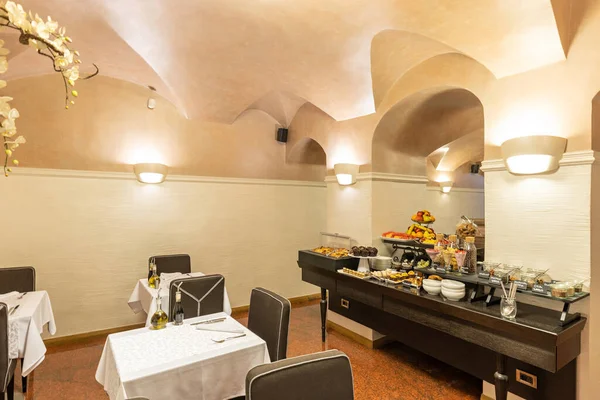 Interno Ristorante Dell Hotel Con Tavolo Pranzo Buffet — Foto Stock