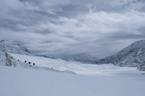 Wspaniałe Czarujące Widoki Wspaniałe Góry Szczyty Zimie — Zdjęcie stockowe