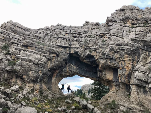 Koppels Verkennen Prachtige Geografieën Mystieke Bergen — Stockfoto