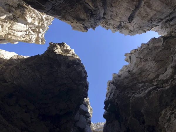 珍しい野生の洞窟の神秘的なピット — ストック写真