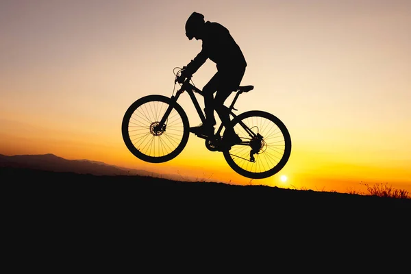 Yetenekli Birinin Bisiklet Dublörlüğü Çılgın Sürüşleri — Stok fotoğraf
