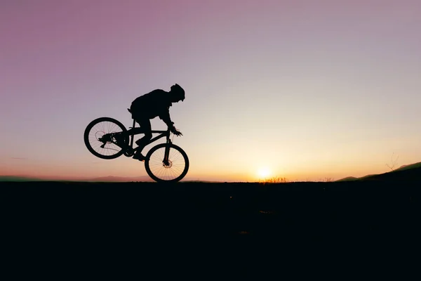 Yetenekli Birinin Bisiklet Dublörlüğü Çılgın Sürüşleri — Stok fotoğraf