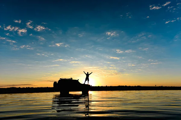 Приключенческий Человек Большой Праздник Волнение Озере — стоковое фото
