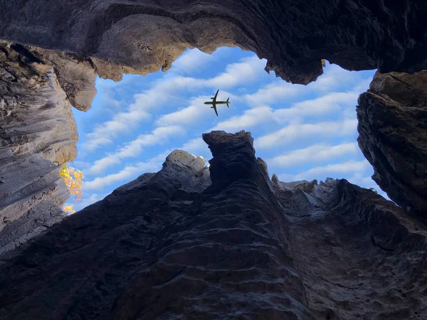 Observando Vuelo Del Avión Desde Ventana Cueva — Foto de Stock