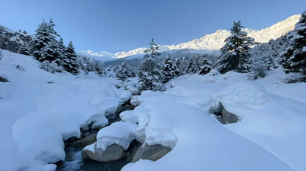 Καταπληκτικά Τοπία Του Χειμώνα Στα Βουνά — Φωτογραφία Αρχείου