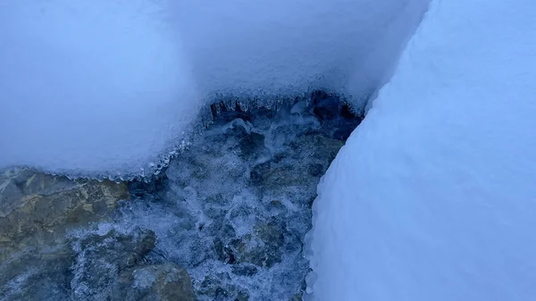 Águas Neve Córrego Formações Gelo Inverno Fértil — Fotografia de Stock