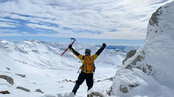 Δύσκολη Πεζοπορία Κορυφής Και Επιτυχία Του Επαγγελματία Ορειβάτη Φεβρουάριο — Φωτογραφία Αρχείου