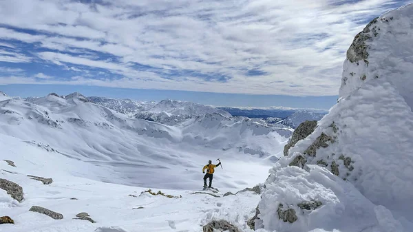 Δύσκολη Πεζοπορία Κορυφής Και Επιτυχία Του Επαγγελματία Ορειβάτη Φεβρουάριο — Φωτογραφία Αρχείου
