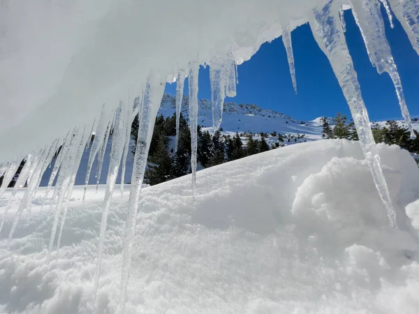 氷柱を通しての山々の壮大な景色 — ストック写真