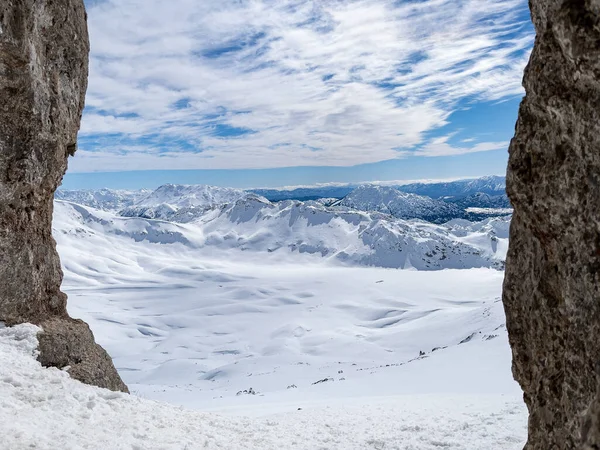 Zimní Výhledy Fascinující Pohoří Vchodu Jeskyně Vrcholových Horách — Stock fotografie