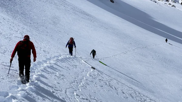 Attraversamento Orizzontale Degli Alpinisti Attraverso Una Zona Pericolosa — Foto Stock