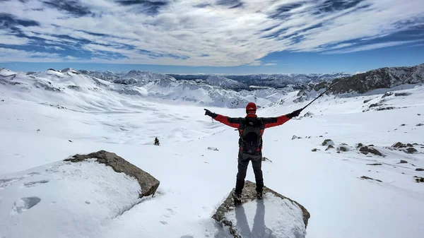 Φωτογραφία Της Ευτυχίας Του Ορειβάτη Που Φτάνει Στο Στόχο Του — Φωτογραφία Αρχείου