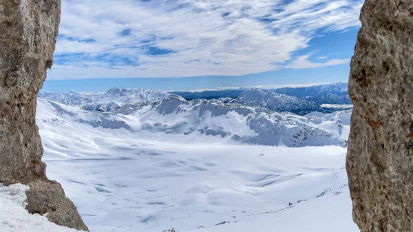 Vistas Invierno Fascinante Cordillera Desde Entrada Una Cueva Las Montañas — Foto de Stock