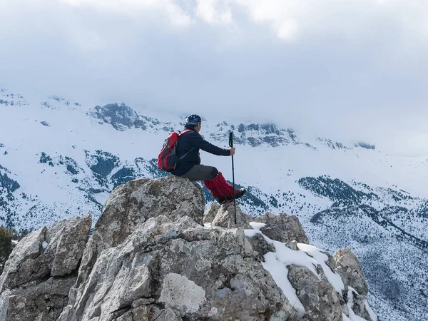 Ορειβάτης Απολαμβάνοντας Τοπίο Στην Κορυφή Βουνά — Φωτογραφία Αρχείου