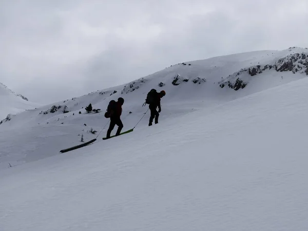 Vista Invernale Sulle Montagne Passeggiate Degli Alpinisti Ripidi Pendii — Foto Stock