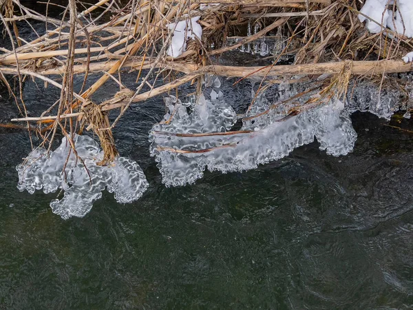 流中の冷たい空気の影響によって形成される氷の形は — ストック写真