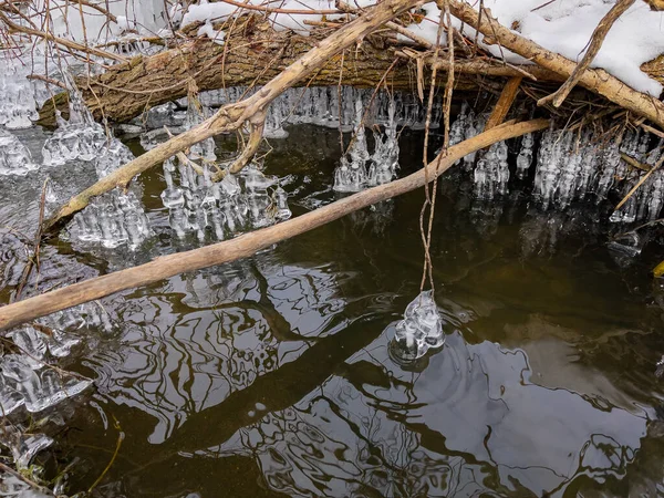 流中の冷たい空気の影響によって形成される氷の形は — ストック写真