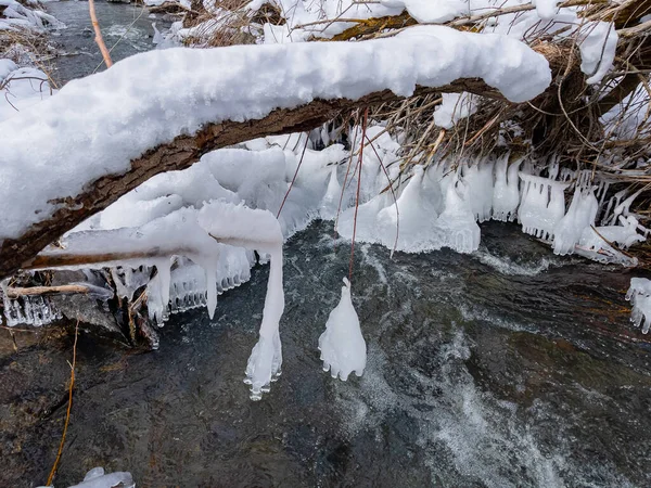 流中の冷たい空気の影響によって形成される氷の形は — ストック写真