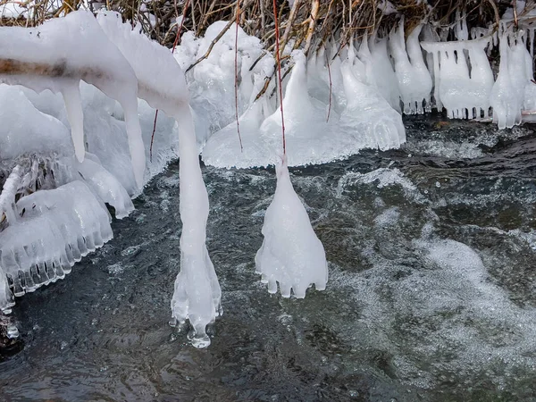 Forme Ghiaccio Formate Dall Effetto Dell Aria Fredda Nei Corsi — Foto Stock