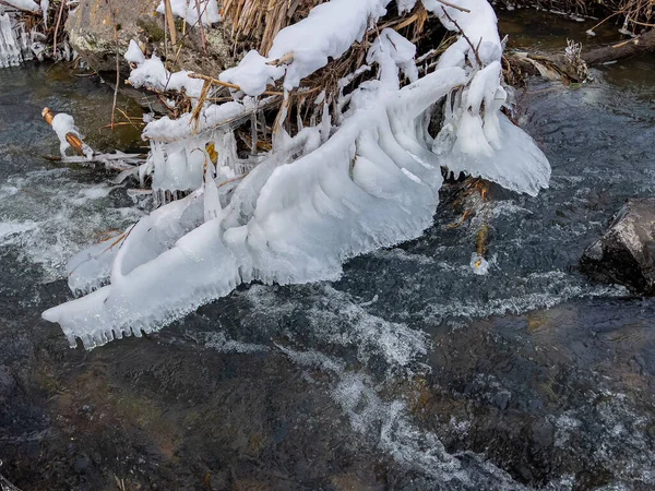 流中の冷たい空気の影響によって形成される氷の形は — ストック写真