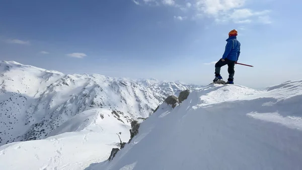 Senderismo Solitario Del Montañero Exitoso Vistas Impresionantes Del Invierno — Foto de Stock