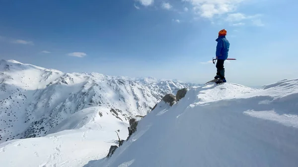 Επιτυχημένη Πεζοπορία Σόλο Κορυφής Ορειβάτη Και Εκπληκτική Θέα Χειμώνα — Φωτογραφία Αρχείου