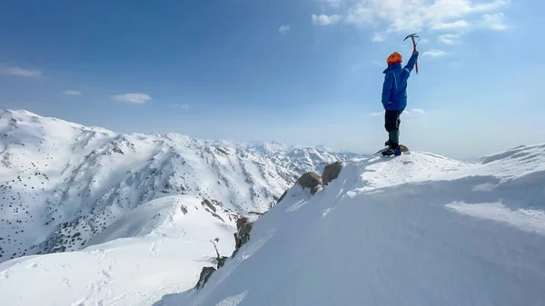 Escursione Solitaria Vetta All Alpinista Successo Splendide Viste Invernali — Foto Stock