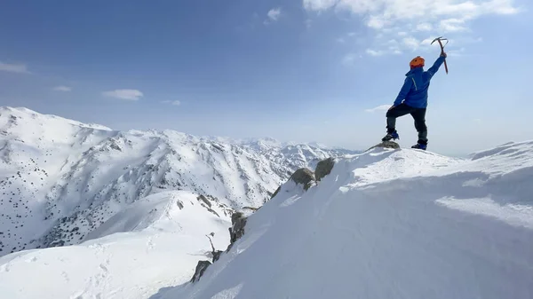 Escursione Solitaria Vetta All Alpinista Successo Splendide Viste Invernali — Foto Stock